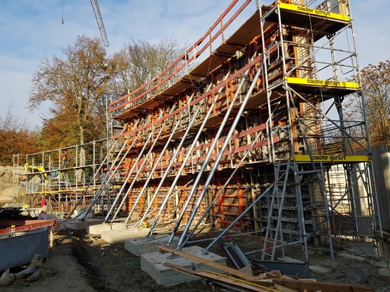 The oval outer wall was polygonally formed using the LOGO.3 wall formwork system and hinged corner posts.