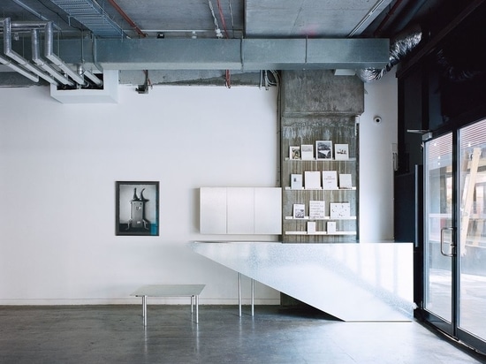 Appropriate for a gallery atout, Ware Architects' design serves the art on display and does not scream for attention.