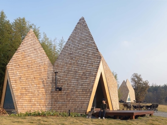 the cutting edges of the wooden lodges frame sharp triangular openings