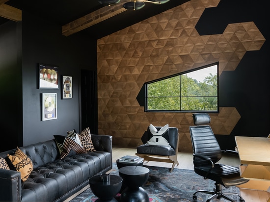 NATURE MEETS DESIGN: ONYX + ALABASTER's stunning project with FORM AT WOOD's 3D PYRAMID wooden panels