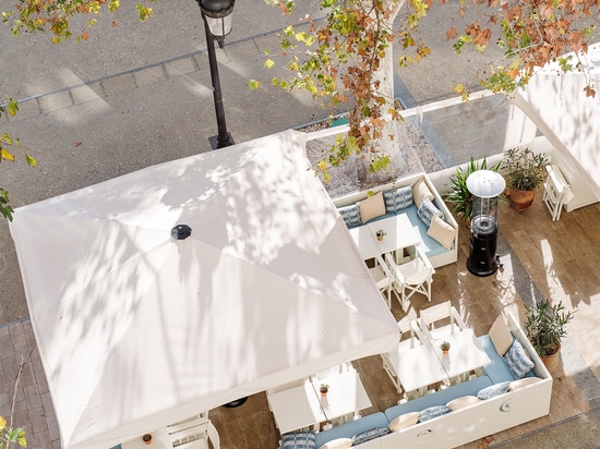 Mediterranean restaurant terrace by Azur Confort. Photo: ©Ana Lui Photography