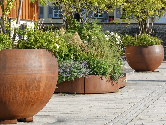 Globe Planters, Mobile Green Isle Oval