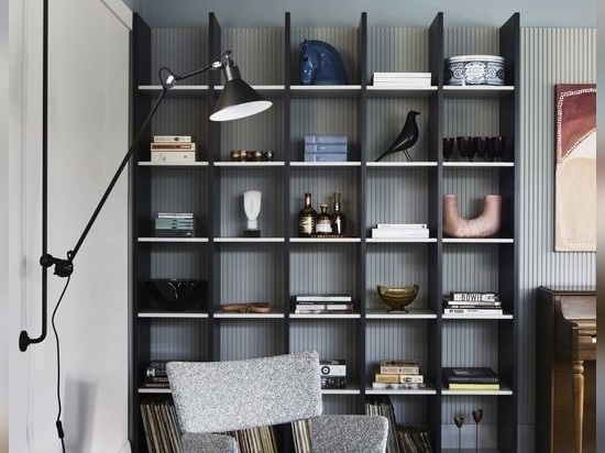 Custom shelving displaying life's objects is a functional and sculptural feature. Artwork: Loma Linmurra.