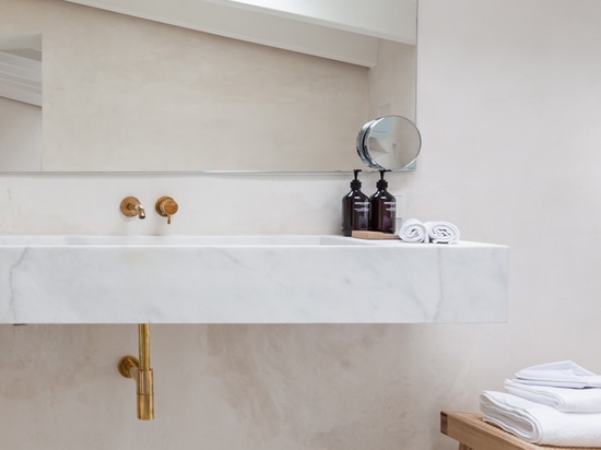 Elegant reflections that embellish the environment with the brightness of the most precious metal: Diametro35 Gold by Ritmonio softens the style of the bathrooms of the Meem Townhouse boutique hote...