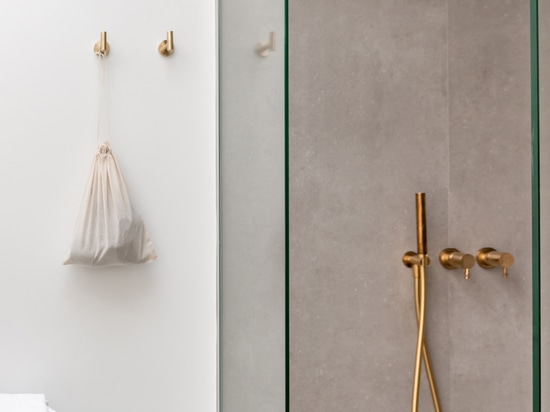 Elegant reflections that embellish the environment with the brightness of the most precious metal: Diametro35 Gold by Ritmonio softens the style of the bathrooms of the Meem Townhouse boutique hote...