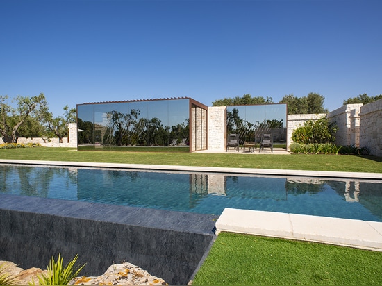 Under the stars and inside nature. Hospitality in Ostuni lays inside the pergola Connect