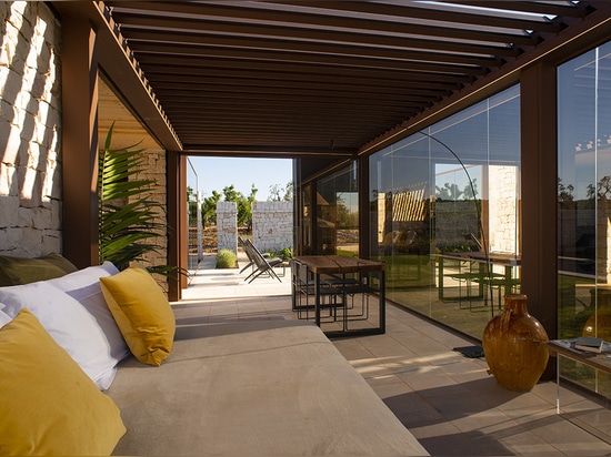 Under the stars and inside nature. Hospitality in Ostuni lays inside the pergola Connect