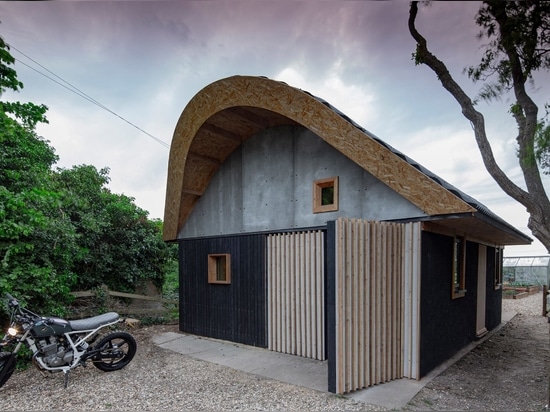 Boano Prišmontas design a barn-like building in Hertfordshire