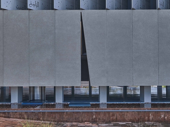 slit-shaped Mihrab allows soft natural light in the hall