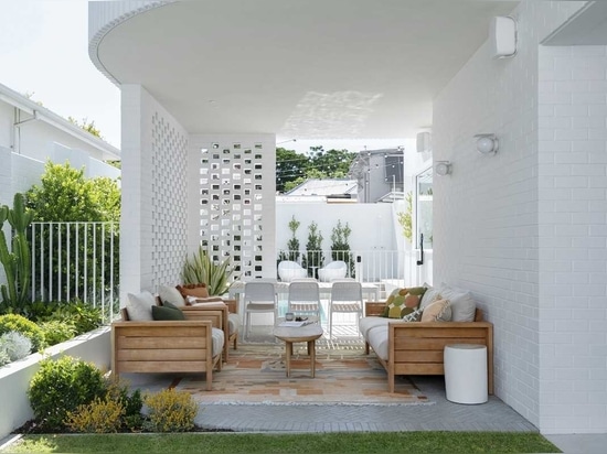 A White Palette Helps Connect This Heritage Home With Its New Addition