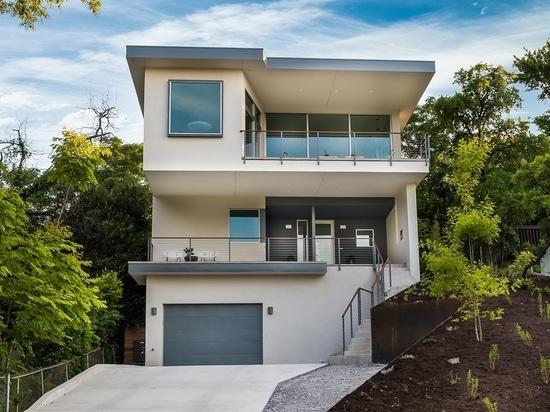 Street facade of the Rutherford Residence in Travis Heights, Austin sitting on an uneven lot