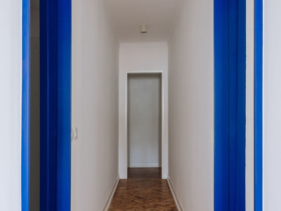 A renovated flat in Lisbon, with clean lines and Klein blue details