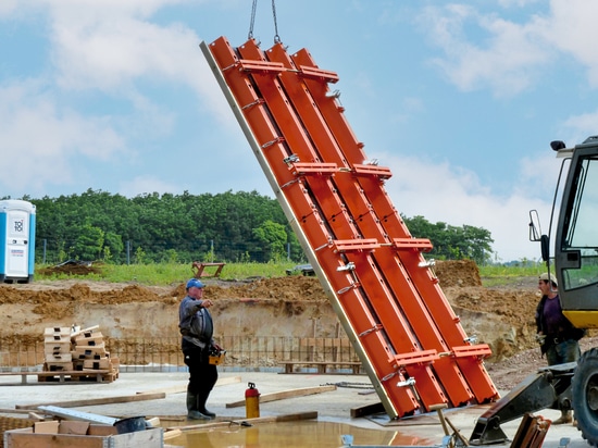 The clamps are "parked" on the segment when dismantling and are immediately on hand for the next use.