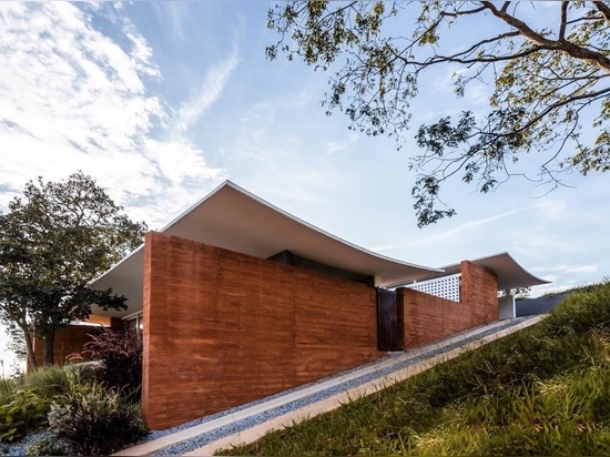 Café House in Brazil’s Minas Gerais slots into a sloping site