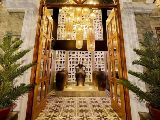 Classic, luxurious but not lacking in warmth and closeness when decorating the entrance to "Quynh House Restaurant"