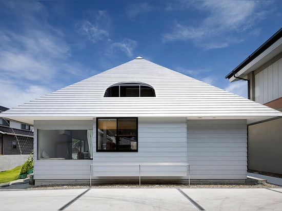 Roof terrace and courtyard enhance family bonds within japanese house by Container Design