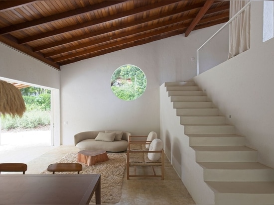 minimalist interiors open out toward the natural context