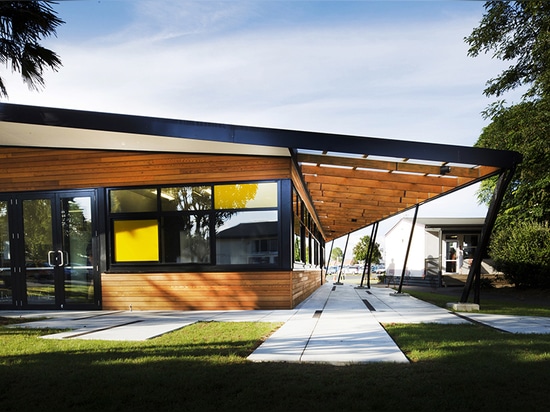 the slender black ‘eyebrow’ emphasises the roof’s tilt and offers a play on light and shade