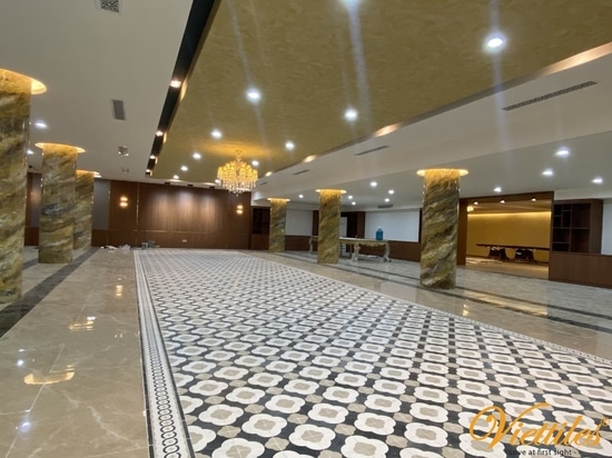 The encaustic tile carpet accentuates and harmonizes luxurious space