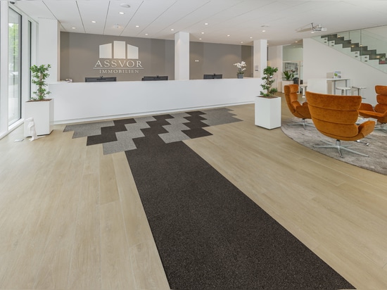 Three quality profiles and 16 colours are available to choose from. It is easy to combine different clean-off floor tiles with each other. (Image: emco Bautechnik GmbH)