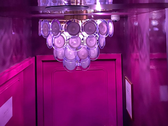 In a timeless style, with dark purple on light purple Venetian glass discs, Mina has been coordinated with the Poliedri chandelier to make the environment unique and original