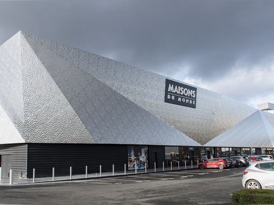 Unique mall facade with BUMPS