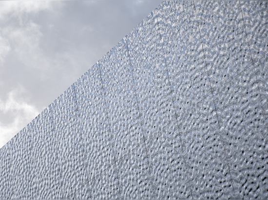 Unique mall facade with BUMPS