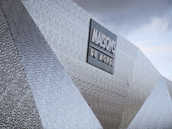 Unique mall facade with BUMPS