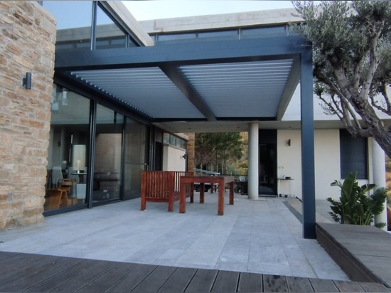 BIOCLIMATIC PERGOLA COSPIBIO FULLY HARMONIZED WITH THE STYLE AND COLORS OF THE HOUSE!