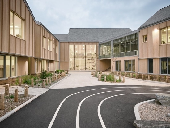 This Québec school evokes a calming atmosphere in tune with nature