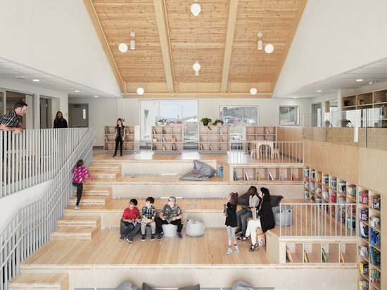 This Québec school evokes a calming atmosphere in tune with nature