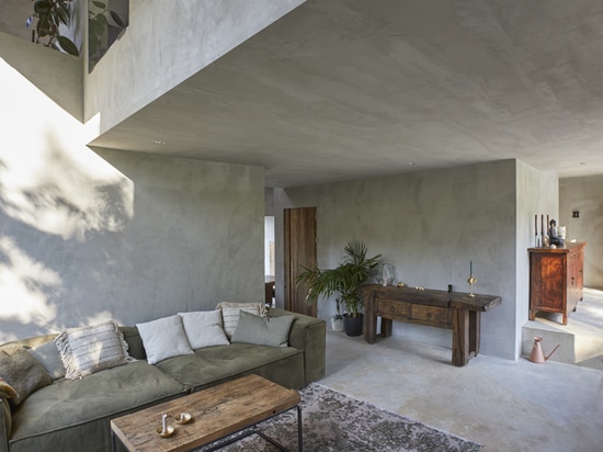 Concept, architecture, context: in Zurich, Diametro35 Inox Concrete by Ritmonio offers the most original interpretation of the style of this barn transformed into a home.