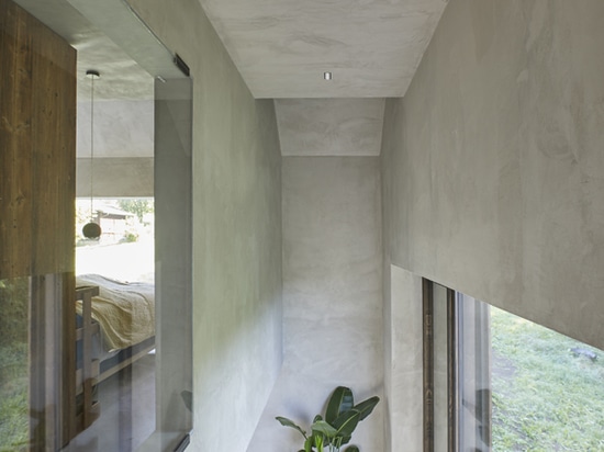 Concept, architecture, context: in Zurich, Diametro35 Inox Concrete by Ritmonio offers the most original interpretation of the style of this barn transformed into a home.