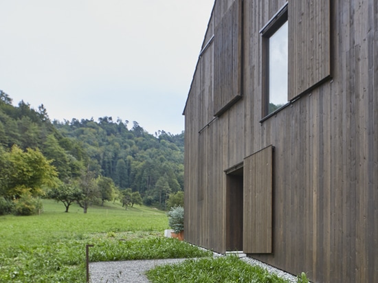 Concept, architecture, context: in Zurich, Diametro35 Inox Concrete by Ritmonio offers the most original interpretation of the style of this barn transformed into a home.