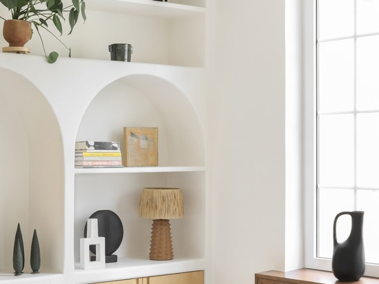 Warm and iridescent tones that add an elegant touch of class to interiors: Reverso in Brushed Bronze finish makes the difference in this renovation project of a duplex in Paris.