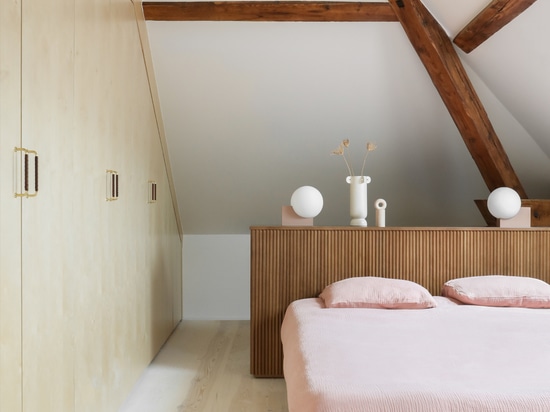 Warm and iridescent tones that add an elegant touch of class to interiors: Reverso in Brushed Bronze finish makes the difference in this renovation project of a duplex in Paris.