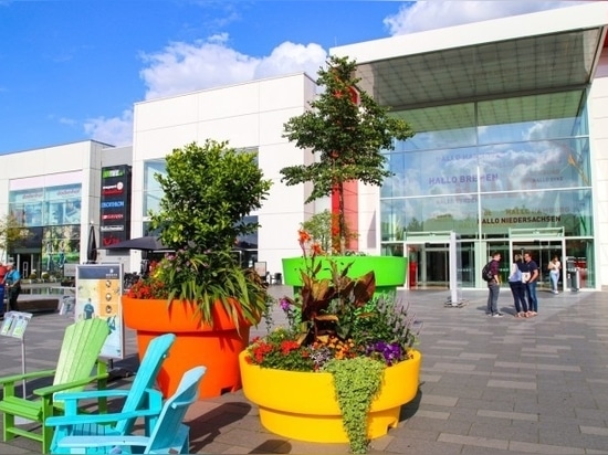 Introducing Vibrant Polyethylene Planters for Urban Spaces. A Splash of Color and Versatility!