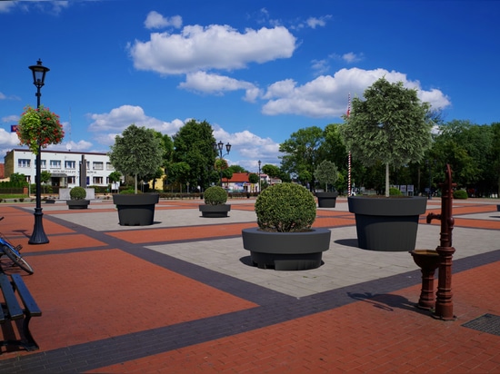 Introducing Vibrant Polyethylene Planters for Urban Spaces. A Splash of Color and Versatility!