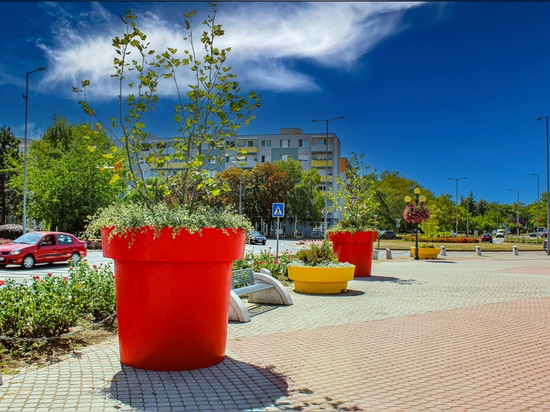 Introducing Vibrant Polyethylene Planters for Urban Spaces. A Splash of Color and Versatility!