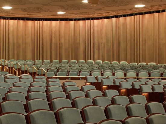 The Jacobs Music Center, home to the San Diego Symphony Orchestra, recently reopened with renovations featuring Banker Wire woven wire mesh formed to look like theater curtains.