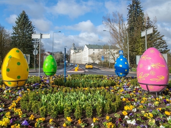 Fiberglass Easter Decorations: Customizable Eggs, Bunnies, and Hens to Elevate Urban Spaces