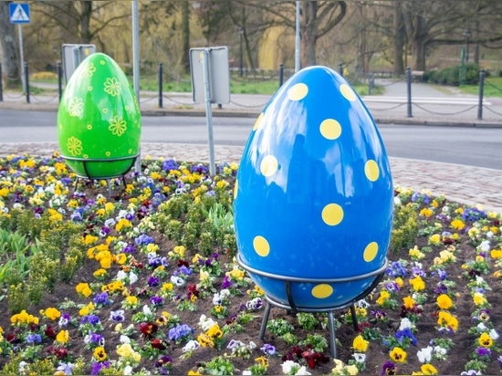 Fiberglass Easter Decorations: Customizable Eggs, Bunnies, and Hens to Elevate Urban Spaces