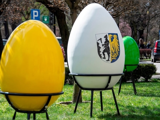 Fiberglass Easter Decorations: Customizable Eggs, Bunnies, and Hens to Elevate Urban Spaces