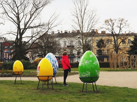 Fiberglass Easter Decorations: Customizable Eggs, Bunnies, and Hens to Elevate Urban Spaces