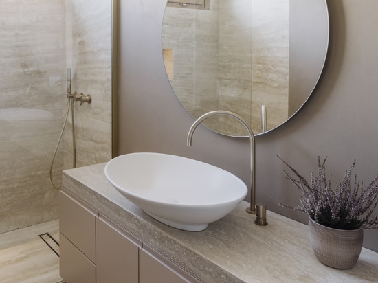 Contemporary lines, refined details: in Cagliari, Ritmonio solutions add personality and character to the bathroom environments of a young couple's home.