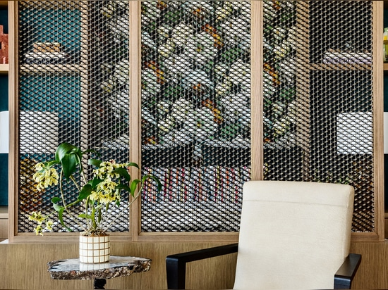 This Rainier Square Tower residence oversees Seattle’s skyline featuring Banker M12Z-42 decorative wire mesh diffusing natural light and creating space dividers within the home.