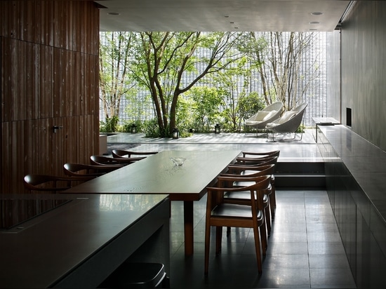Optical Masterpiece: Hiroshi Nakamura & NAP’s Glass-Cloaked Oasis in Downtown Hiroshima