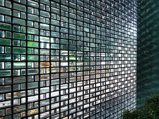 Optical Masterpiece: Hiroshi Nakamura & NAP’s Glass-Cloaked Oasis in Downtown Hiroshima
