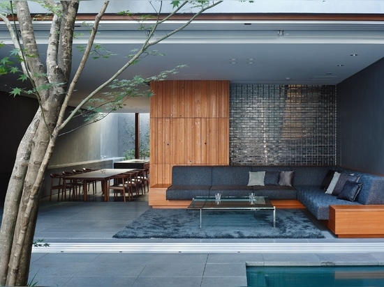 Optical Masterpiece: Hiroshi Nakamura & NAP’s Glass-Cloaked Oasis in Downtown Hiroshima