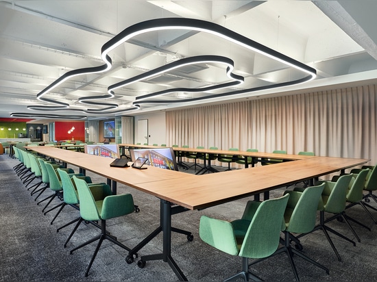 Award-winning design at the REWE headquarters in the West region